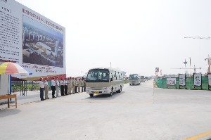 2010中國（濰坊）住宅產(chǎn)業(yè)博覽會領(lǐng)導暨專家視察濰坊昌大建設集團建設的魯臺經(jīng)貿(mào)會展中心工